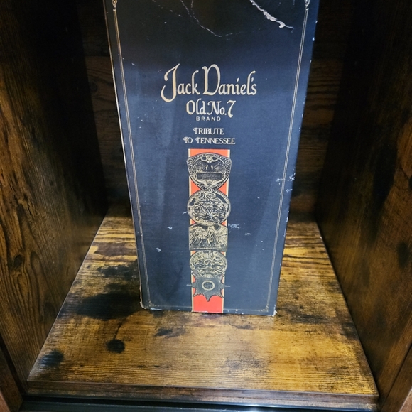 Jack Daniels Glasses and Tribute to Tennessee Decanter - Picture 4 of 8